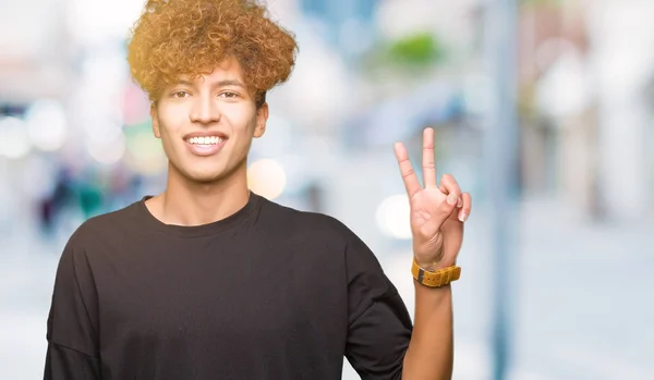 Joven Hombre Guapo Con Pelo Afro Vistiendo Camiseta Negra Mostrando —  Fotos de Stock