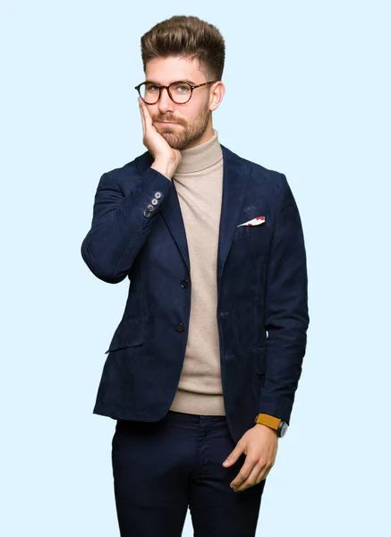 Jovem Homem Negócios Bonito Usando Óculos Pensando Que Parece Cansado — Fotografia de Stock
