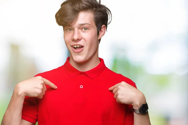 Homem Bonito Jovem Vestindo Camiseta Vermelha Sobre Fundo Isolado Olhando — Fotografia de Stock