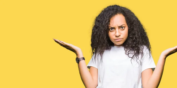 Jeune Belle Fille Aux Cheveux Bouclés Portant Shirt Blanc Décontracté — Photo