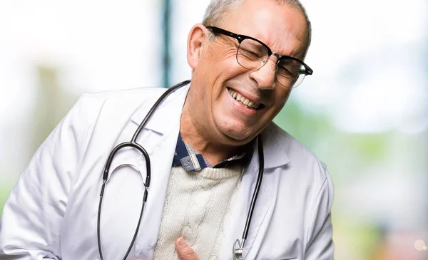 Hombre Guapo Médico Senior Con Abrigo Médico Sonriendo Riendo Voz — Foto de Stock