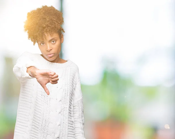 美しい若いアフリカ系アメリカ人女性の不幸と怒りの拒否反応を示さずとジェスチャーを親指で否定的な分離の背景に冬のセーターを着ています 不適切な表現 — ストック写真