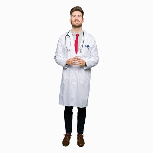 Νεαρός Γιατρός Όμορφος Άνθρωπος Φορώντας Ιατρική Παλτό Χέρια Μαζί Και — Φωτογραφία Αρχείου
