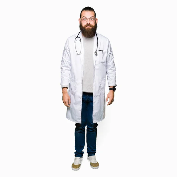 Ung Blond Doctor Man Med Skägg Bär Medicinsk Päls Puffing — Stockfoto