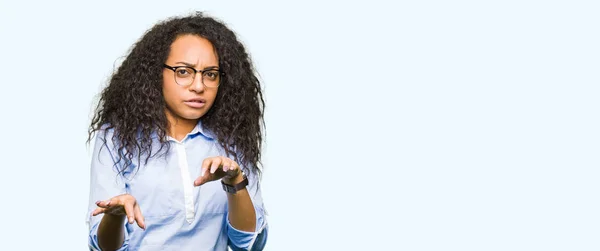 Junge Schöne Business Girl Mit Lockigem Haar Trägt Brille Angeekelten — Stockfoto