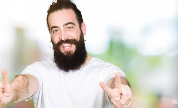 Homem Jovem Hipster Com Cabelos Longos Barba Vestindo Casual Shirt — Fotografia de Stock