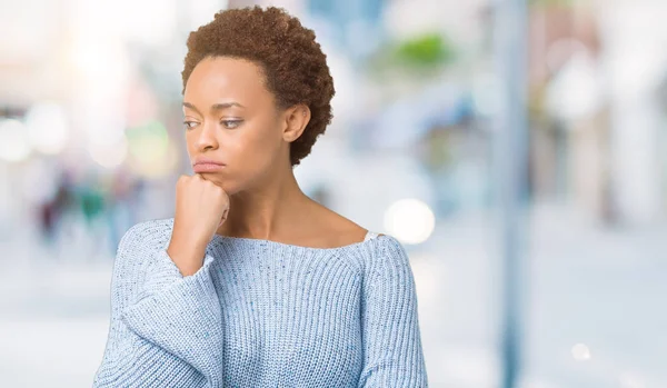 Joven Mujer Afroamericana Hermosa Usando Suéter Sobre Fondo Aislado Pensando — Foto de Stock