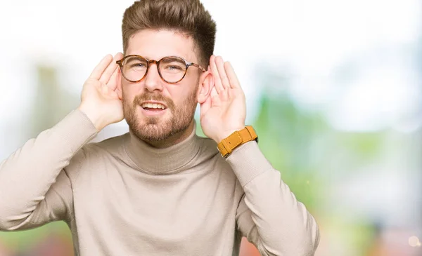 Pemuda Tampan Pria Bisnis Memakai Kacamata Mencoba Untuk Mendengar Kedua — Stok Foto