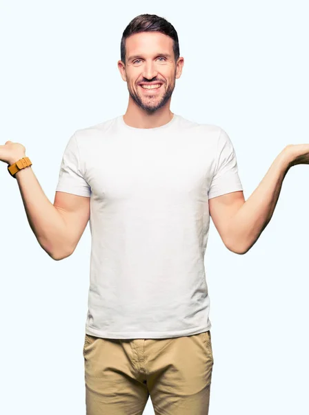 Bonito Homem Vestindo Casual Shirt Branca Sorrindo Mostrando Ambas Mãos — Fotografia de Stock