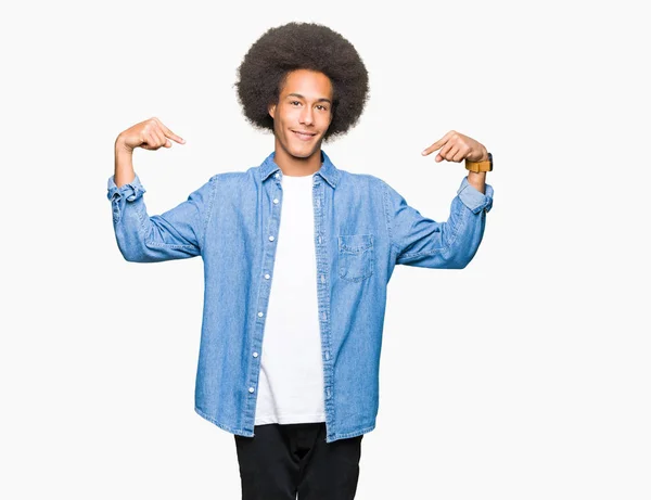 Junger Afrikanisch Amerikanischer Mann Mit Afro Haaren Sieht Selbstbewusst Aus — Stockfoto