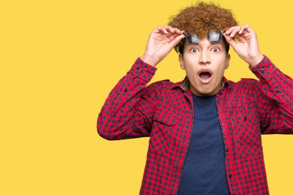 Jovem Homem Bonito Com Cabelo Afro Usando Óculos Sol Com — Fotografia de Stock