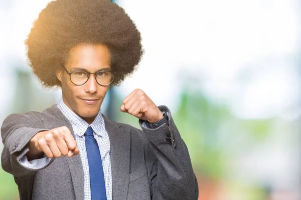 Unga Afroamerikanska Business Mannen Med Afro Hår Glasögon Stansning Knytnäve — Stockfoto