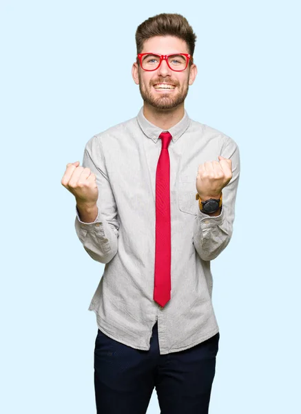 Mladý Pohledný Obchodní Muž Nosí Brýle Slaví Překvapen Ohromen Pro — Stock fotografie