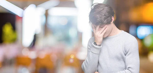 Jovem Homem Bonito Vestindo Camisola Inverno Sobre Fundo Isolado Com — Fotografia de Stock