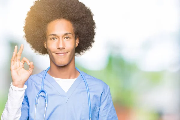 Afro Saçlı Genç Afro Amerikan Doktor Adam Parmaklarla Işareti Yapıyor — Stok fotoğraf