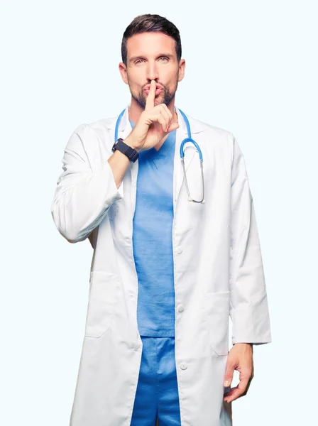 Красивый Доктор Медицинской Форме Изолированном Фоне Просит Тишины Пальцем Губах — стоковое фото