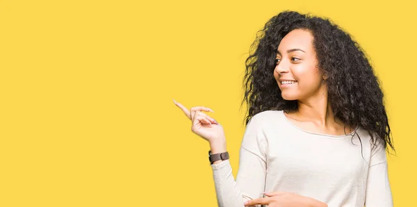 Jeune Belle Fille Aux Cheveux Bouclés Portant Pull Décontracté Avec — Photo