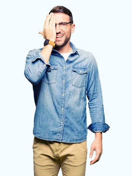 Bonito Homem Usando Óculos Cobrindo Olho Com Mão Com Sorriso — Fotografia de Stock