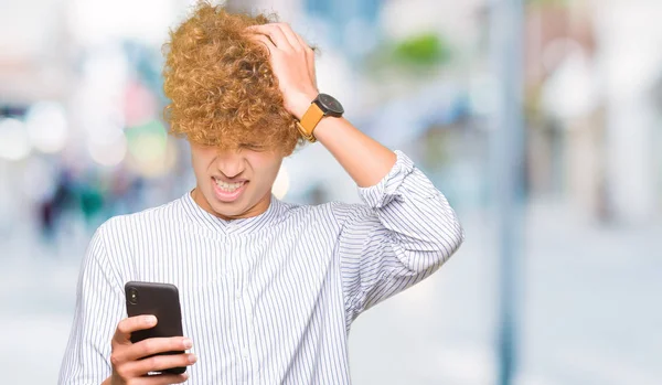 Jovem Homem Bonito Usando Smartphone Estressado Com Mão Cabeça Chocado — Fotografia de Stock
