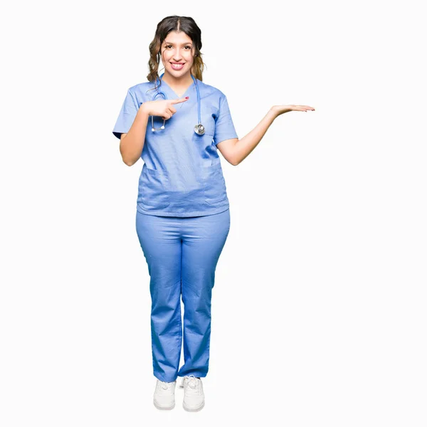 Joven Doctora Adulta Vistiendo Uniforme Médico Asombrada Sonriendo Cámara Mientras — Foto de Stock