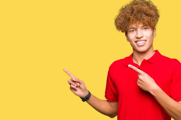 Joven Hombre Guapo Con Pelo Afro Vistiendo Camiseta Roja Sonriendo —  Fotos de Stock