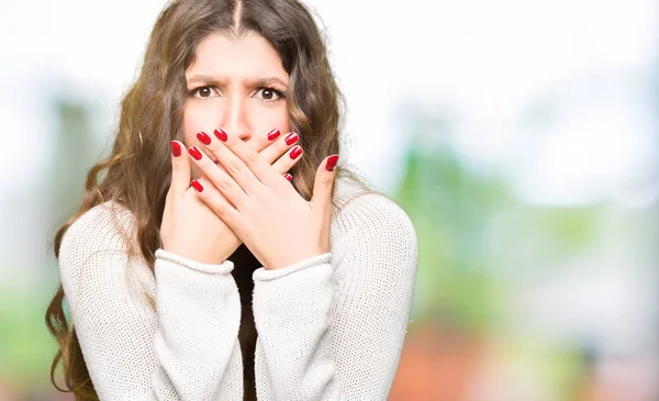 Mooie Jongedame Dragen Witte Trui Geschokt Mond Met Handen Voor — Stockfoto