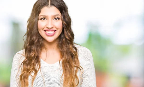 Mujer Hermosa Joven Que Usa Suéter Blanco Con Una Sonrisa — Foto de Stock