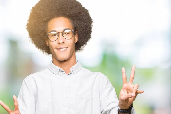 Unga Afroamerikanska Man Med Afro Hår Glasögon Leende Ser Att — Stockfoto