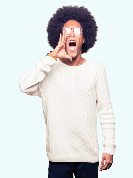 Junger Afrikanisch Amerikanischer Mann Mit Afro Haaren Brille Schreiend Und — Stockfoto