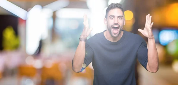 Jovem Homem Bonito Vestindo Suéter Sobre Fundo Isolado Celebrando Louco — Fotografia de Stock