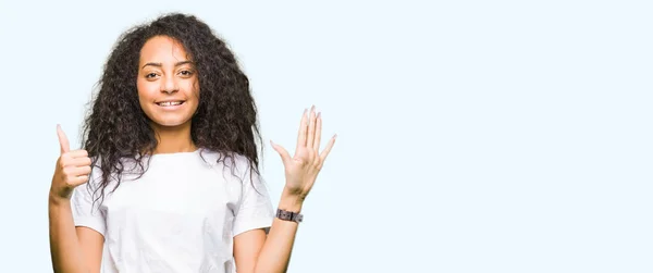 Junges Schönes Mädchen Mit Lockigem Haar Trägt Lässiges Weißes Shirt — Stockfoto