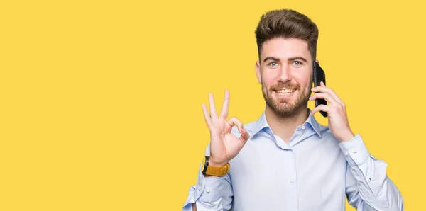 Joven Hombre Guapo Negocio Hablando Teléfono Inteligente Haciendo Signo Bien — Foto de Stock