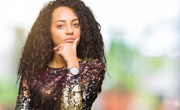 Menina Bonita Nova Com Cabelo Encaracolado Vestindo Vestido Festa Noite — Fotografia de Stock