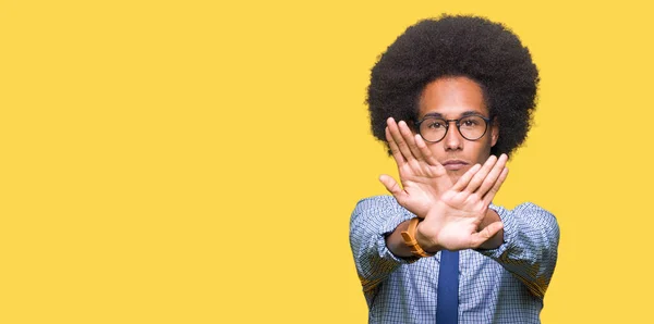 Junger Afrikanisch Amerikanischer Geschäftsmann Mit Afro Haaren Brille Ablehnender Ausdruck — Stockfoto