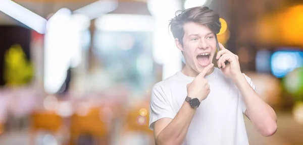 Jonge Man Praten Smartphone Geïsoleerde Achtergrond Erg Blij Met Hand — Stockfoto