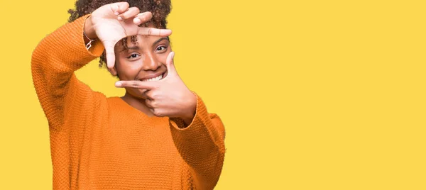 笑顔の幸せそうな顔で指と手作りフレーム分離の背景に美しい若いアフリカ系アメリカ人女性 創造性と写真のコンセプト — ストック写真