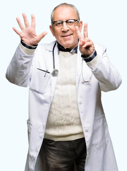 Stilig Senior Doktor Man Klädd Medicinsk Coat Visar Och Pekar — Stockfoto