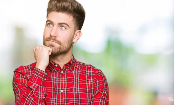 Junger Gutaussehender Mann Mit Der Hand Kinn Der Über Fragen — Stockfoto