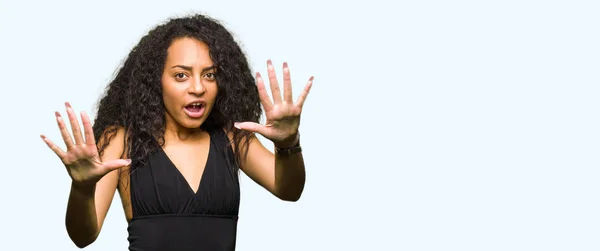 Menina Bonita Nova Com Cabelo Encaracolado Usando Saia Moda Com — Fotografia de Stock