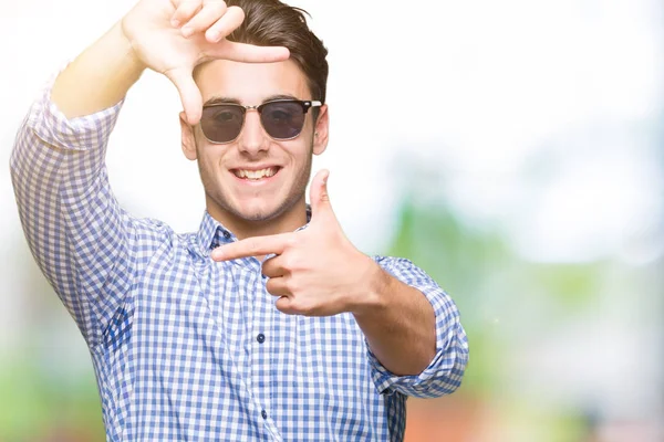 Homem Bonito Jovem Usando Óculos Sol Sobre Fundo Isolado Sorrindo — Fotografia de Stock