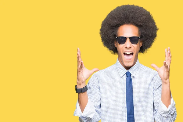 Jovem Empresário Afro Americano Com Cabelo Afro Vestindo Óculos Sol — Fotografia de Stock