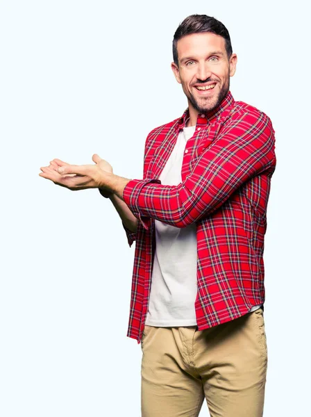 Homem Bonito Vestindo Camisa Casual Apontando Para Lado Com Mão — Fotografia de Stock