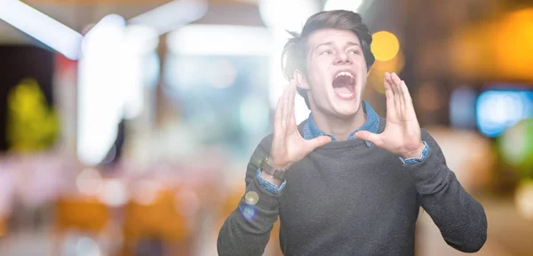 Joven Guapo Elegante Hombre Sobre Aislado Fondo Gritando Enojado Voz — Foto de Stock