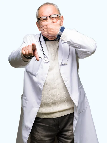 Guapo Médico Senior Vestido Con Abrigo Médico Riéndose Señalando Cámara —  Fotos de Stock