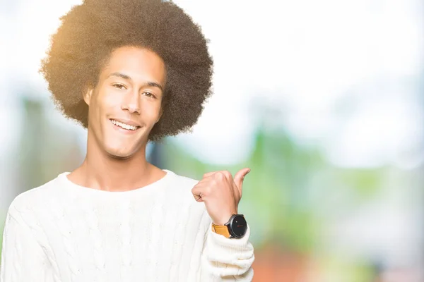 Молодий Афроамериканець Людиною Афро Волосся Носити Взимку Светр Посміхається Щасливим — стокове фото