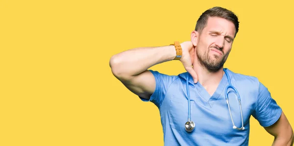 Bonito Médico Homem Vestindo Uniforme Médico Sobre Fundo Isolado Sofrendo — Fotografia de Stock