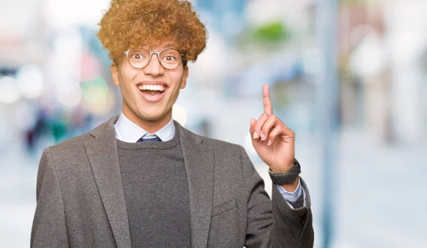 Joven Hombre Negocios Guapo Con Gafas Afro Apuntando Con Dedo — Foto de Stock