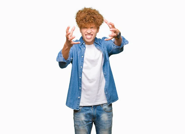 Junger Gutaussehender Mann Mit Afro Haaren Trägt Jeansjacke Und Schreit — Stockfoto