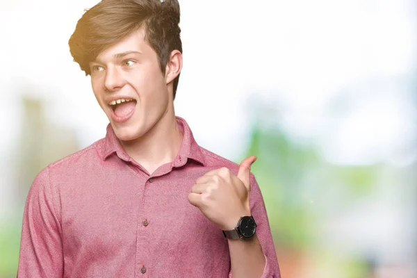 Joven Hombre Negocios Guapo Sobre Fondo Aislado Sonriendo Con Cara —  Fotos de Stock