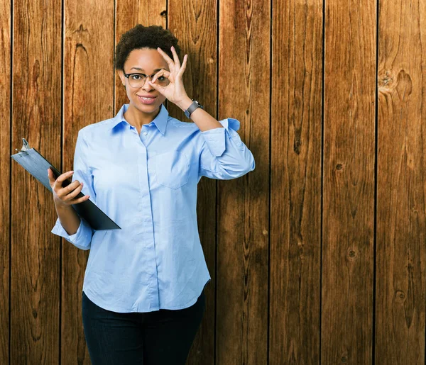 Jovem Africano Americano Empresário Mulher Segurando Prancheta Sobre Fundo Isolado — Fotografia de Stock